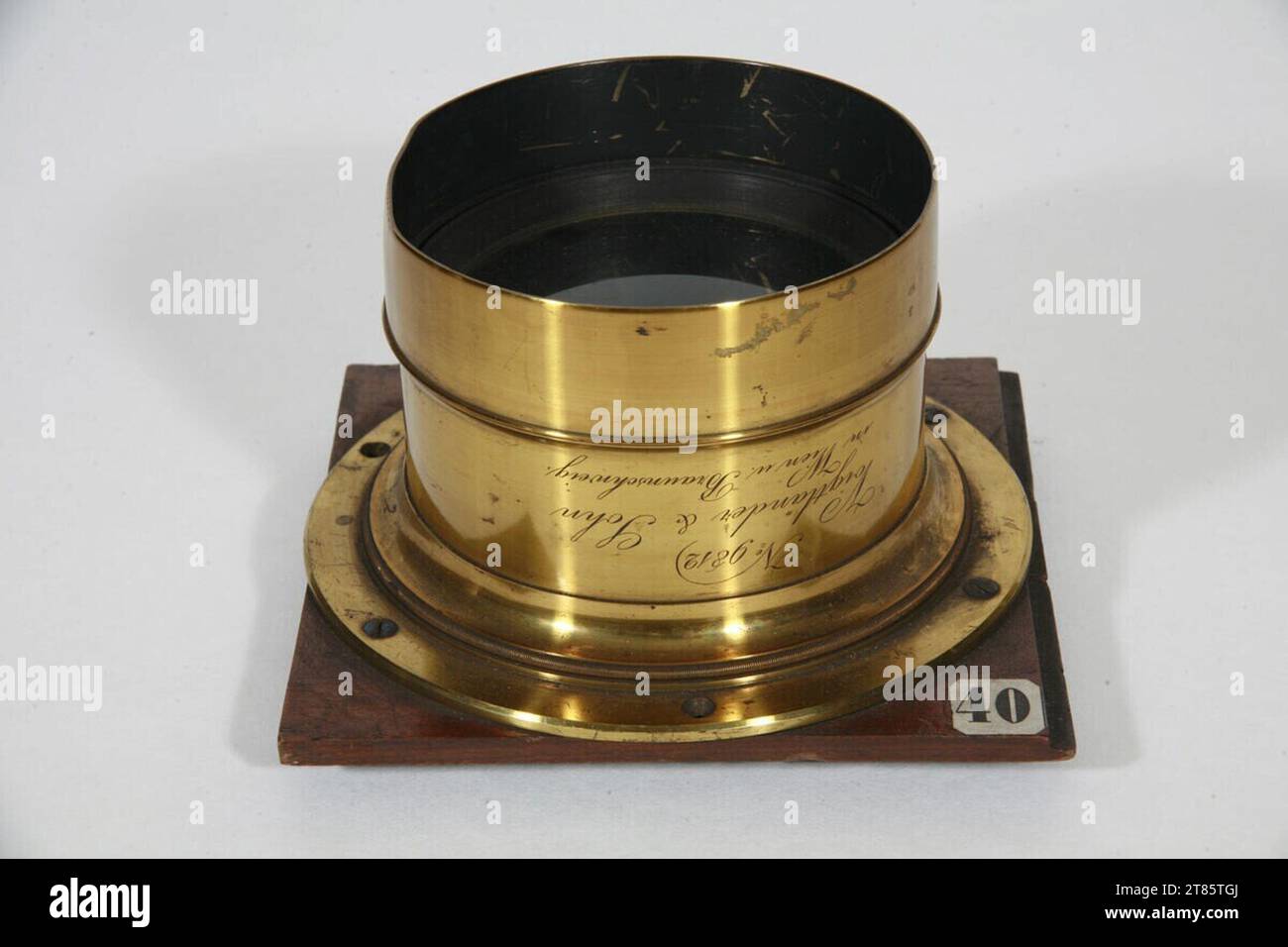 Voigtländer & Sohn Optische Anstalt (Produzent in) lente di proiezione , No. 9 812. Vetro, telaio in ottone, lente in legno standard 1854-1862, WS. 1860 Foto Stock