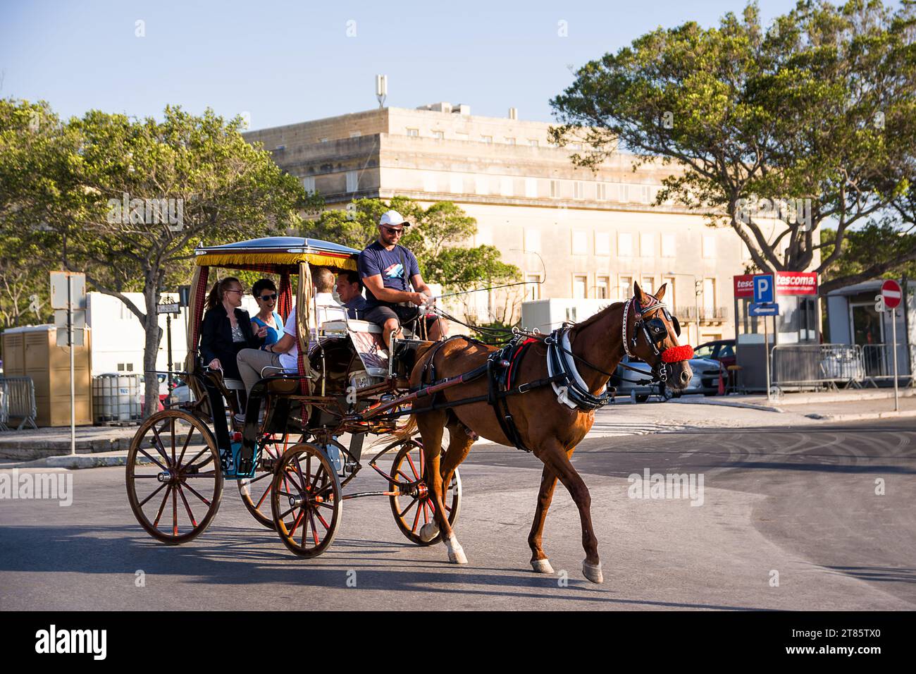 La Valletta, Malta - 17 giugno 2023: Corse di carrozze turistiche trainate da cavalli per le strade della capitale di Malta Foto Stock