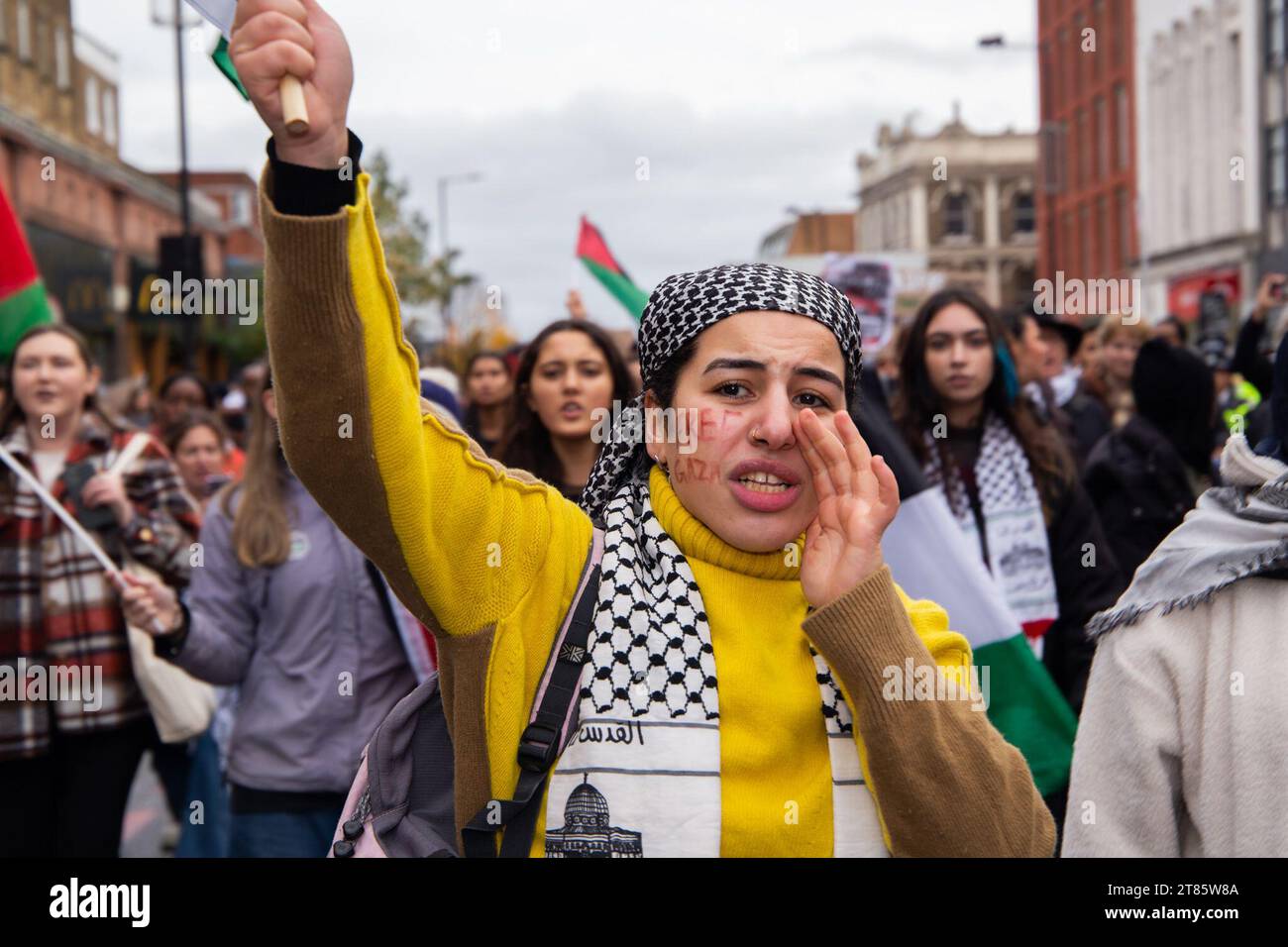 18 novembre 2023. Londra, Regno Unito. Attivisti palestinesi che marciavano attraverso Camden verso l'ufficio del deputato Kier Starmer e del deputato Tulip Siddiq, Crowndale Centre, Londra, sostenendo un cessate il fuoco a Gaza. Foto: Eddie Chalmers/Pathos Foto Stock