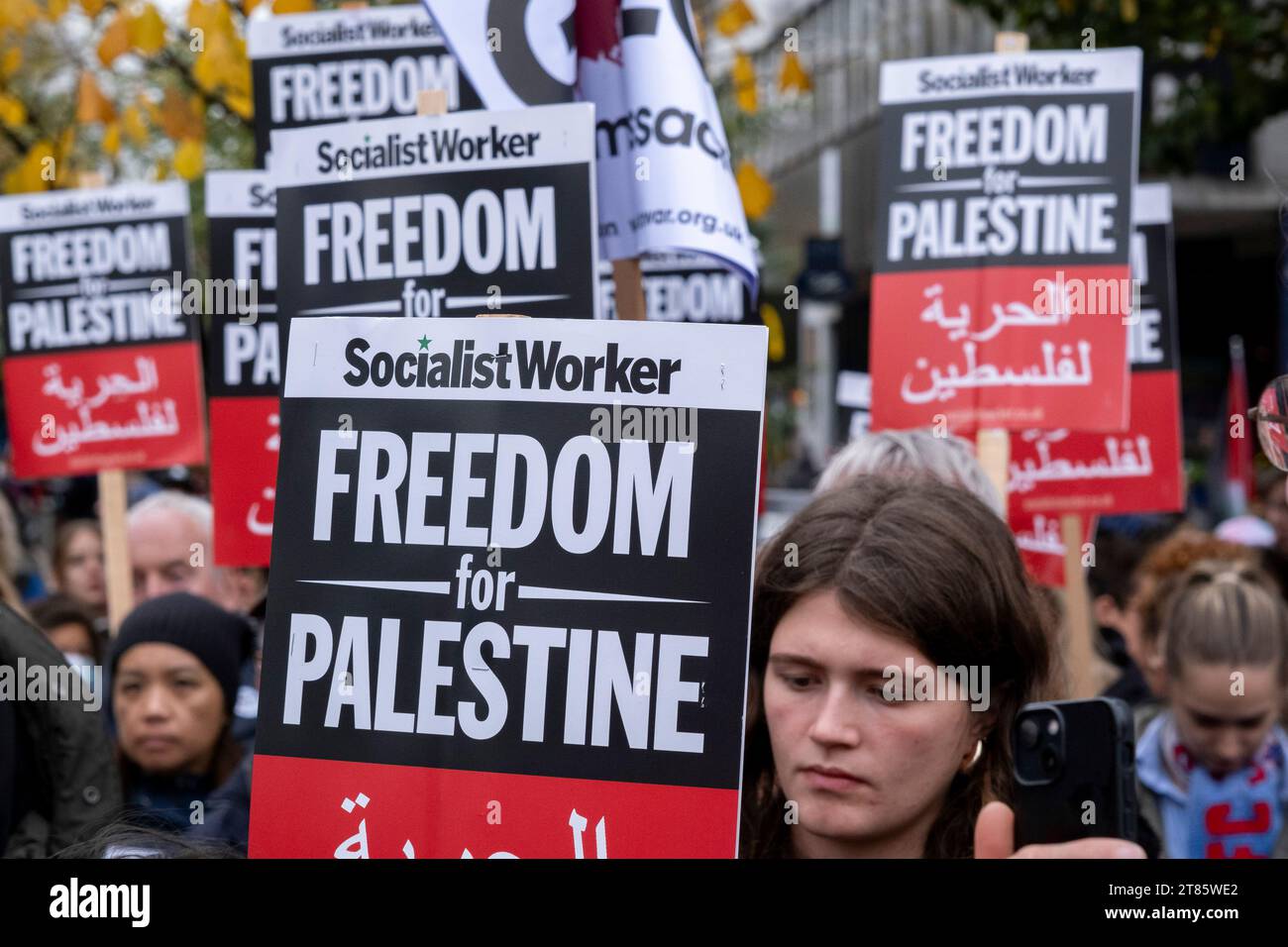 A seguito della dimostrazione pro-palestinese del cessate il fuoco, lo scorso fine settimana, centinaia di manifestanti si sono riuniti a Highbury Corner a Islington per una marcia per la Palestina per chiedere la pace a Gaza il 18 novembre 2023 a Londra, Regno Unito. Le principali manifestazioni nella capitale non si sono svolte questo fine settimana, e invece si sono svolte proteste più piccole che hanno portato a molte migliaia di persone in tutta la città e il paese a porre fine al conflitto Hamas-Israele. Foto Stock