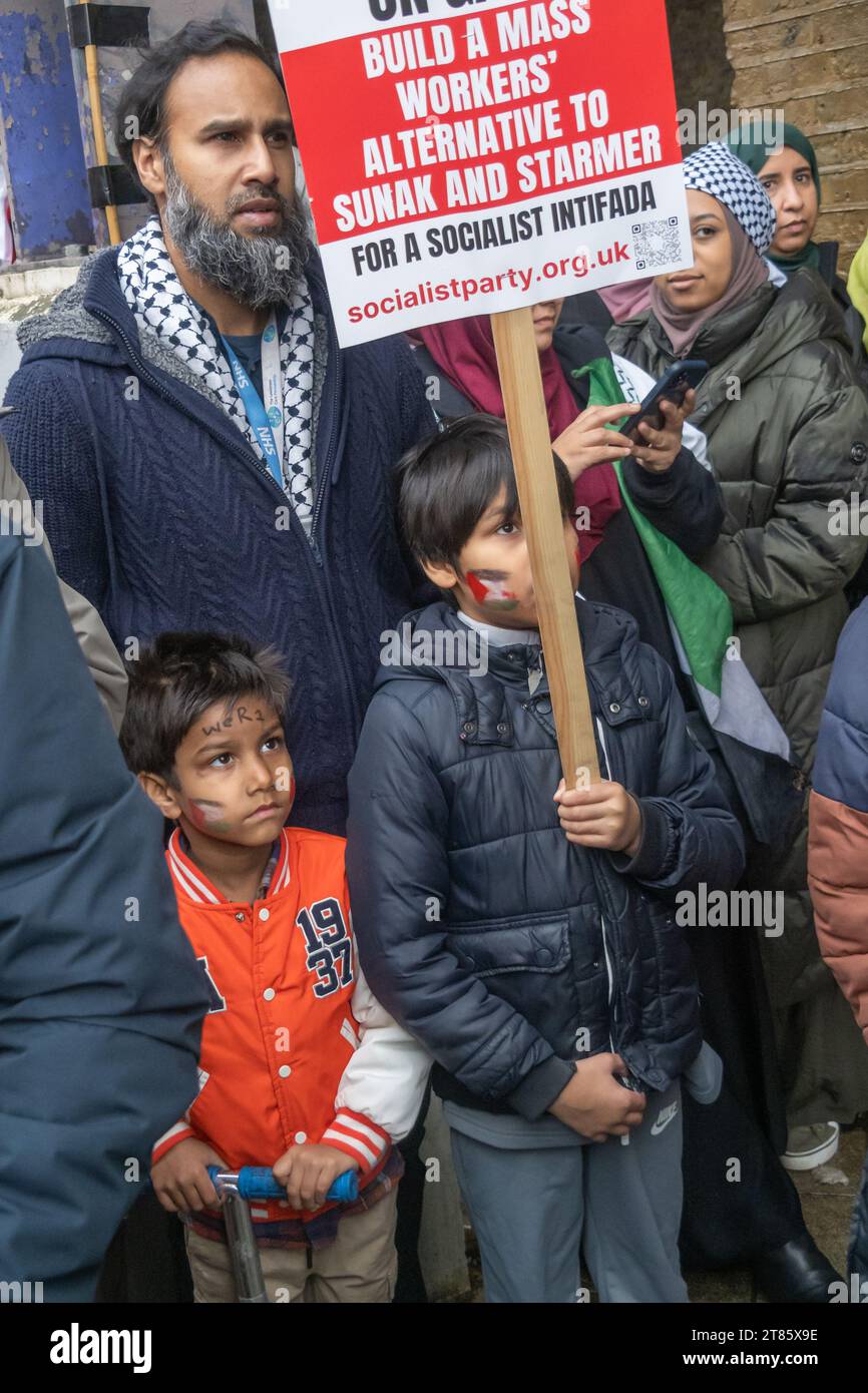 Lewisham, Londra, Regno Unito. 18 novembre 23. Diverse migliaia di persone alla manifestazione fuori dal Glass Mills Leisure Centre alla fine di una marcia in una delle tante proteste locali in tutto il Regno Unito in solidarietà con la Palestina che chiede un immediato cessate il fuoco e condanna i parlamentari, tra cui il deputato locale Vicky Foxcroft, che questa settimana ha votato contro un cessate il fuoco. C'era una certa incredulità quando la polizia arrestò una giovane donna per un cartello che aveva con sé. Peter Marshall/Alamy Live News Foto Stock