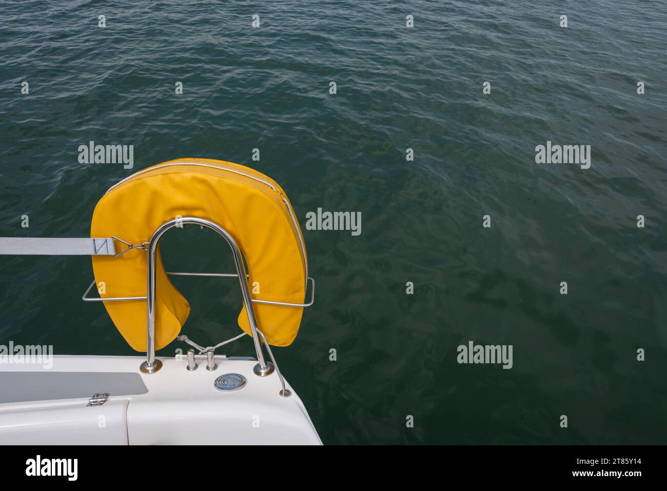 Cintura di salvataggio da vicino attaccata alla poppa di una barca a vela. Foto Stock