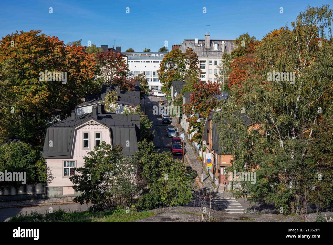 Vista dall'alto del quartiere di Puu-Vallila in una soleggiata giornata autunnale a Helsinki, Finlandia Foto Stock