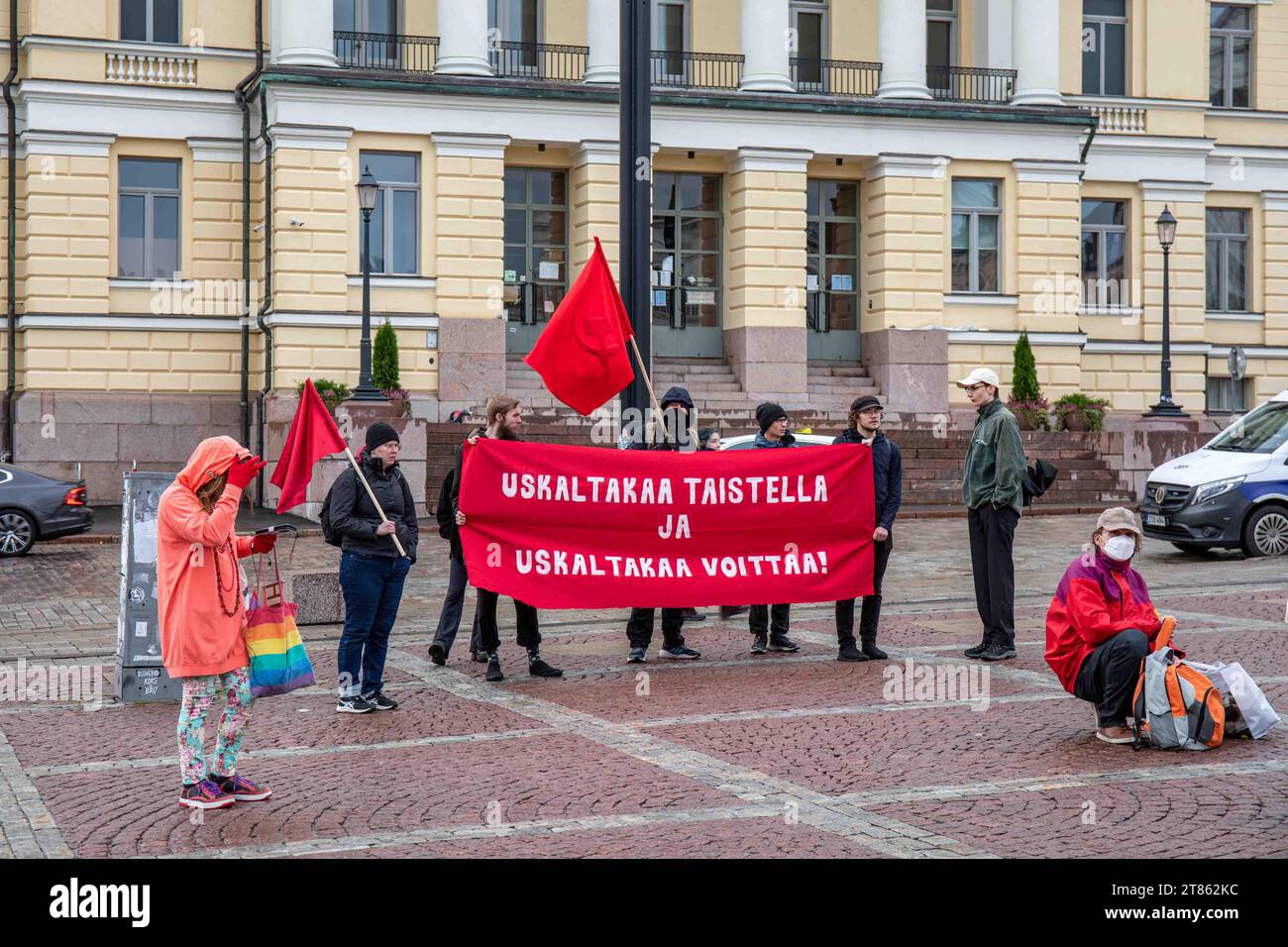 Uskaltakaa taistella ja uskaltakaa voittaa! Manifestanti di estrema sinistra che tengono uno striscione alla manifestazione in Piazza del Senato a Helsinki, Finlandia. Foto Stock