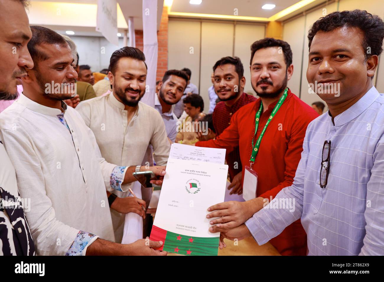 Dhaka, Bangladesh. 18 novembre 2023. I candidati raccolgono i documenti di nomina per le prossime elezioni della dodicesima Assemblea Nazionale presso l'ufficio della Awami League in Bangabandhu Avenue, a Dacca, Bangladesh, 18 novembre 2023. (Immagine di credito: © Suvra Kanti Das/ZUMA Press Wire) SOLO USO EDITORIALE! Non per USO commerciale! Foto Stock