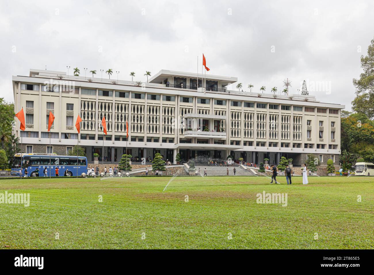 Ho chi Minh City, Vietnam, marzo 25 2023: Esterno del Palazzo dell'indipendenza con prato verde nelle giornate di sole, il Palazzo dell'indipendenza è anche pubblicamente k Foto Stock