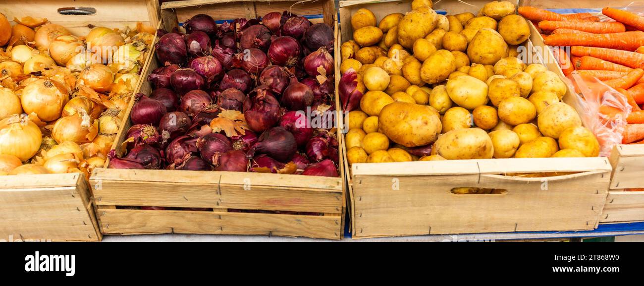 Verdure in vendita in un mercato a Parigi, in Francia Foto Stock