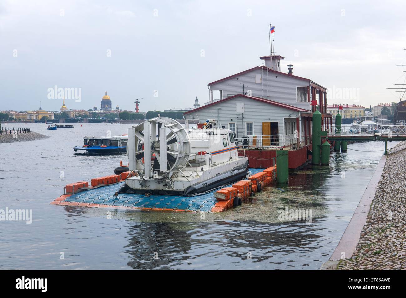 San Pietroburgo, Russia - 4 agosto 2023: Hovercraft di salvataggio ormeggiato su un pontone vicino all'argine nel centro della città Foto Stock