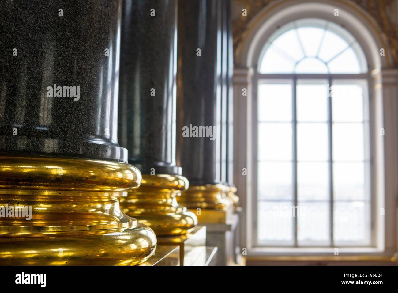 San Pietroburgo, Russia - 3 agosto 2023: Sfondo: Interno barocco, fondamenta dorate di colonne di pietra sullo sfondo di un vento a volta Foto Stock