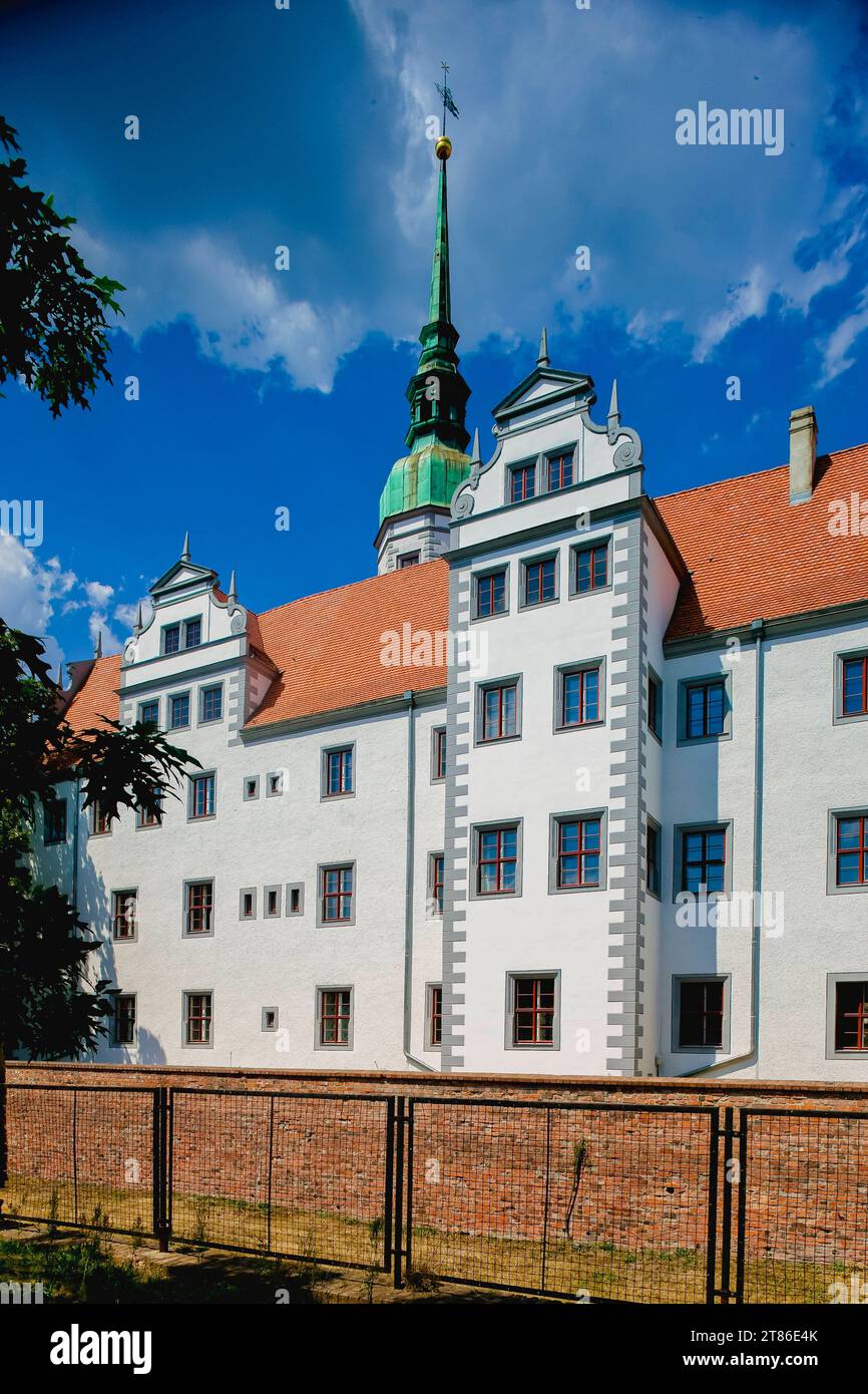 Schloss Doberlug Kirchhain Das Schloss Doberlug ist eine im Renaissancestil errichtete Vierflügelanlage in Doberlug-Kirchhain, Brandeburgo, deren Ursprünge auf ein Zisterzienserkloster aus dem 12. Jahrhundert zurückgehen. Ausgebaut als Jagdschloss und später als Herrschaftssitz, wird es seit der ersten Brandenburgischen Landesausstellung für Ausstellungen genutzt. Doberlug Kirchhain Brandenburg BRD *** il Castello di Doberlug Kirchhain il Castello di Doberlug è un complesso a quattro ali costruito in stile rinascimentale a Doberlug Kirchhain, Brandeburgo, le cui origini risalgono a un monastero cistercense dal 12t Foto Stock