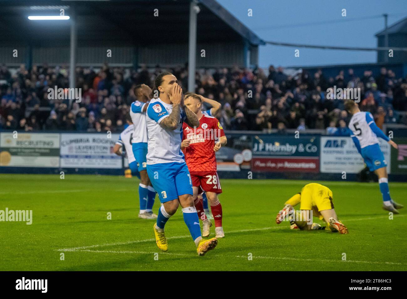 Dom Telford di Barrow reagisce dopo aver perso una chance durante il match di Sky Bet League 2 tra Barrow e Crawley Town a Holker Street, Barrow-in-Furness sabato 18 novembre 2023. (Foto: Ian Allington | mi News) crediti: MI News & Sport /Alamy Live News Foto Stock