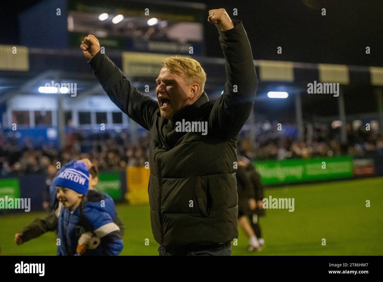 Il manager del Barrow Pete Wild festeggia la vittoria nella partita della Sky Bet League 2 tra Barrow e Crawley Town a Holker Street, Barrow-in-Furness sabato 18 novembre 2023. (Foto: Ian Allington | mi News) crediti: MI News & Sport /Alamy Live News Foto Stock