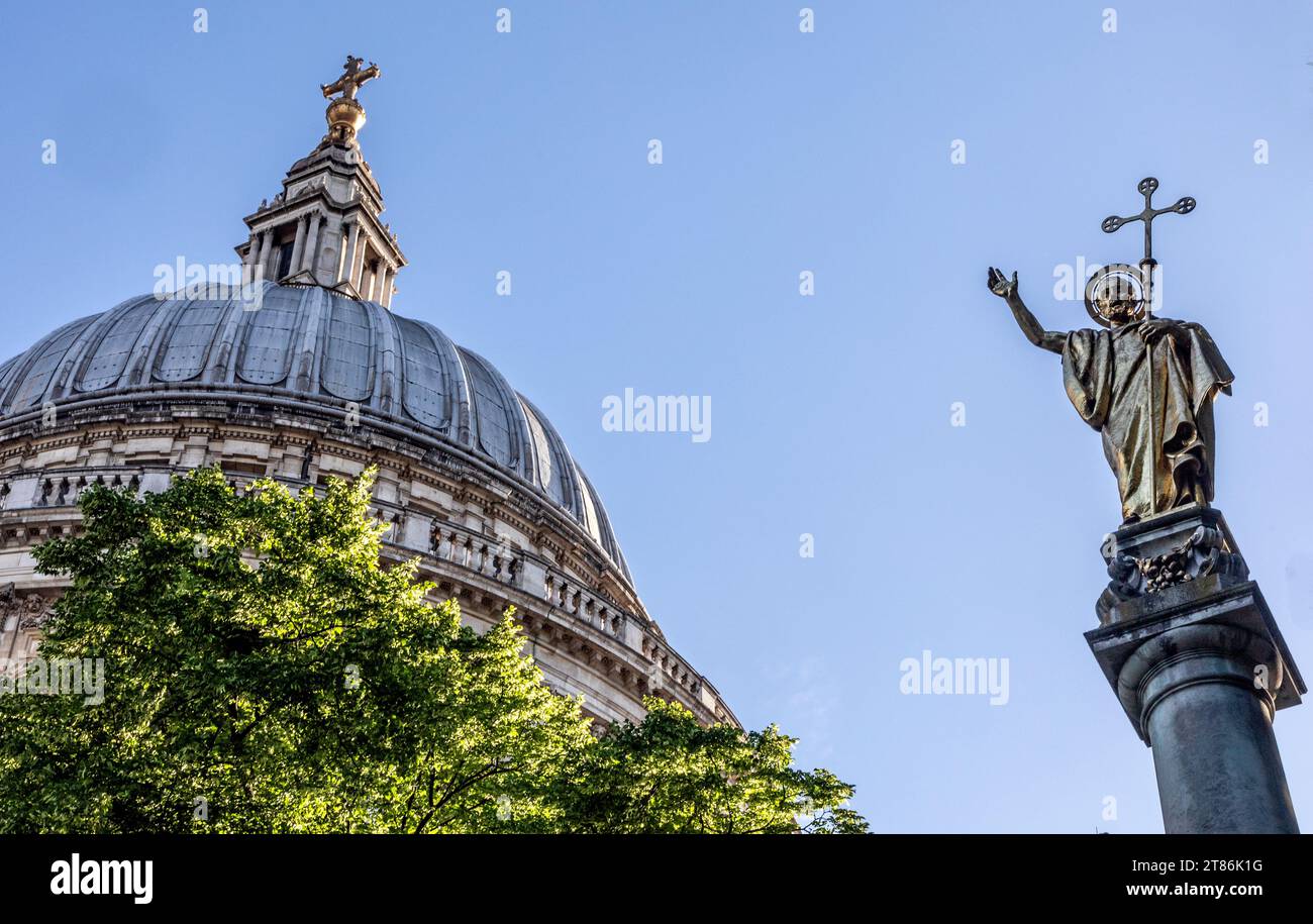 St.Pauls Cathedral attraverso altri edifici Londra Regno Unito Foto Stock