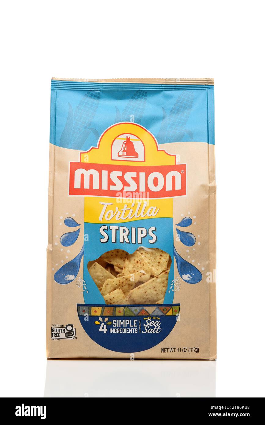 IRVINE, CALIFORNIA - 17 novembre 2023: Una borsa di Mission Tortilla Strips, senza glutine, granturco Chips. Foto Stock
