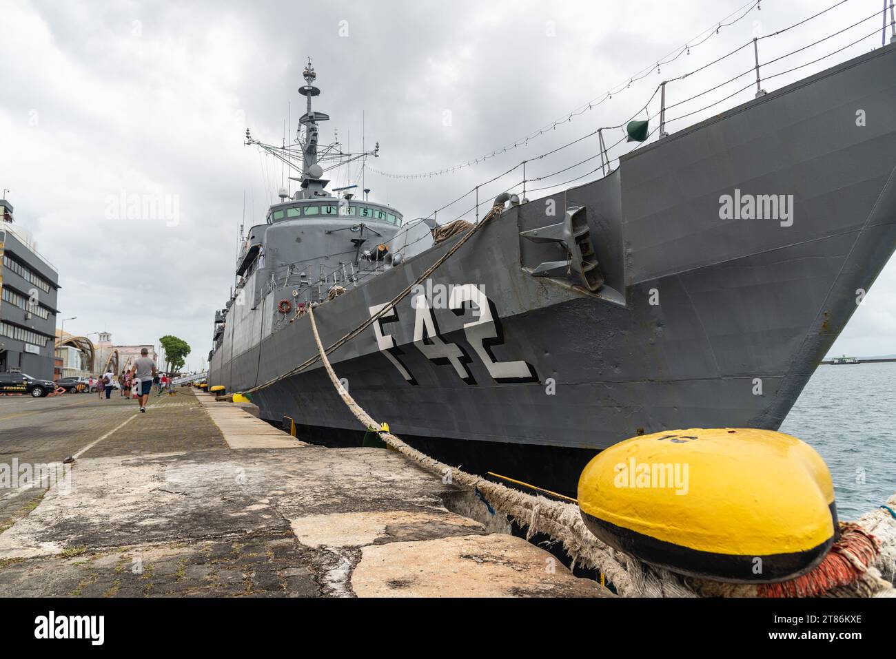 Salvador, Bahia, Brasile - 8 ottobre 2023: Vista laterale della nave della Marina brasiliana Fragata Constituicao F42, attraccata per la visita al porto marittimo del Foto Stock