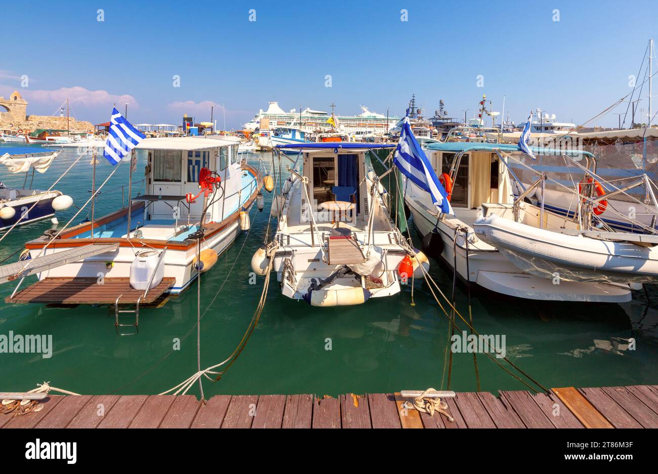 Vista delle tradizionali barche da pesca in legno lungo il lungomare di Rodi. Grecia. Foto Stock