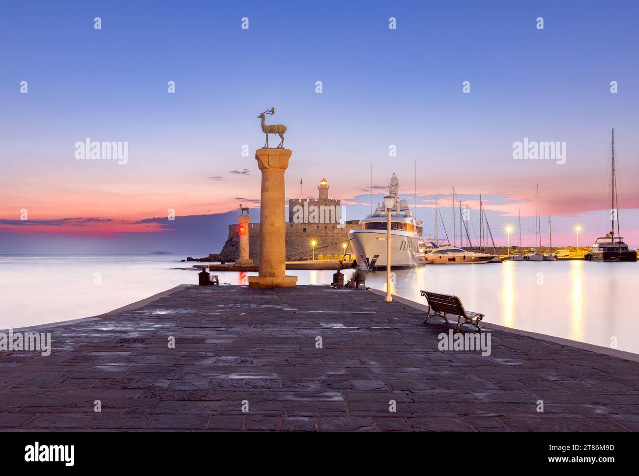Vista panoramica dell'argine della città durante l'ora blu all'alba. Rhodes. Grecia. Foto Stock