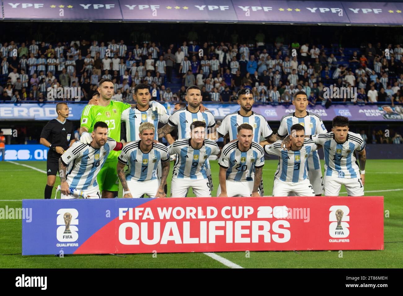 BUENOS AIRES, ARGENTINA - 16 NOVEMBRE: (L-R) squadra nazionale argentina foto Emiliano Martinez, Cristian Gabriel Romero, Nicolas Otamendi, Nicol Foto Stock