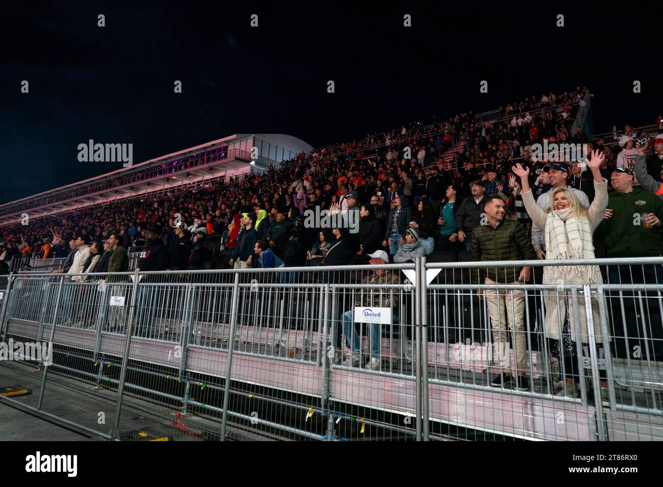 Las Vegas, Stati Uniti. 17 novembre 2023. I fan partecipano alle riprese di un film in arrivo per Apple prima di qualificarsi per il Gran Premio di Formula uno di Las Vegas al Las Vegas Strip Circuit di Las Vegas venerdì 17 novembre 2023. Foto di Greg Nash/UPI Credit: UPI/Alamy Live News Foto Stock Las Vegas, Stati Uniti. 17 novembre 2023. I fan partecipano alle riprese di un film in arrivo per Apple prima di qualificarsi per il Gran Premio di Formula uno di Las Vegas al Las Vegas Strip Circuit di Las Vegas venerdì 17 novembre 2023. Foto di Greg Nash/UPI Credit: UPI/Alamy Live News Foto Stock