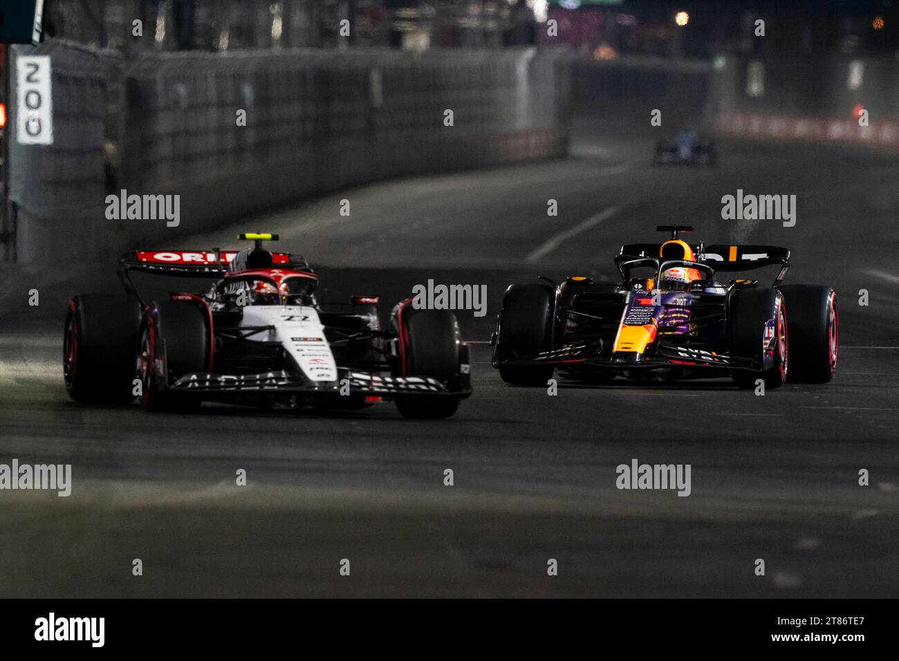 Las Vegas, Stati Uniti. 17 novembre 2023. Il pilota giapponese di Formula 1 Yuki Tsunoda della Scuderia AlphaTauri e il pilota olandese di Formula 1 Max Verstappen della Red Bull Racing in azione durante la terza sessione di prove libere del Gran Premio di Formula uno di Las Vegas sul Las Vegas Strip Circuit di Las Vegas venerdì 17 novembre 2023. Foto di Greg Nash/UPI Credit: UPI/Alamy Live News Foto Stock