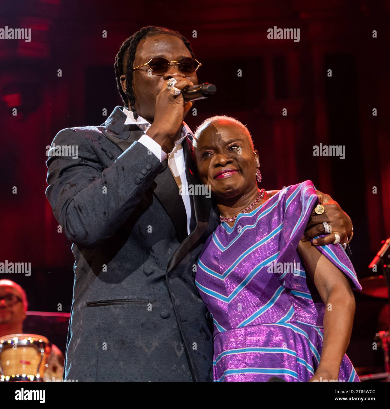 Londra, Regno Unito. 17 novembre 2023. Stonebwoy & Angelique Kidjo si esibiscono dal vivo alla Royal Albert Hall, celebrando i suoi 40 anni sul palco. Fotografato da Credit: Michael tubi/Alamy Live News Foto Stock