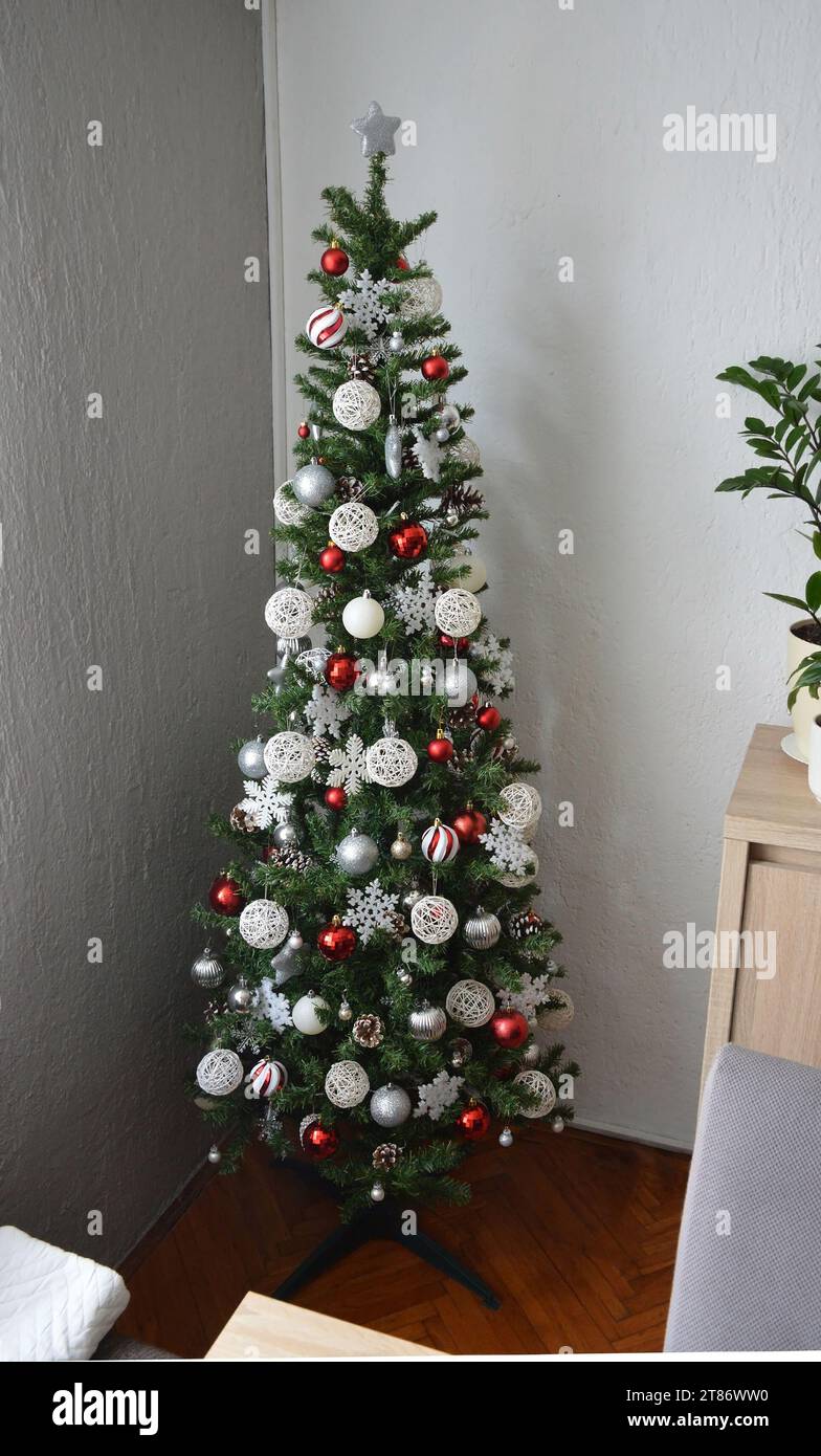 Albero di Natale nell'angolo della stanza Foto Stock