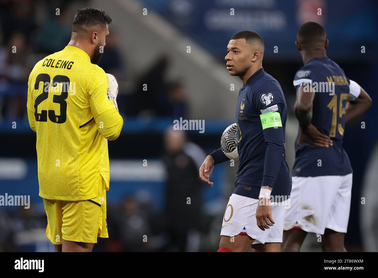 Bella, Francia. 18 novembre 2023. Kylian Mbappe, francese, discute con Dayle Coleing di Gibilterra prima di prendere e segnare una penalità nel primo tempo per dare ai padroni di casa un vantaggio di 4-0 durante la partita di qualificazione ai Campionati europei UEFA allo stadio Allianz Riviera di Nizza. Il credito fotografico dovrebbe leggere: Jonathan Moscrop/Sportimage Credit: Sportimage Ltd/Alamy Live News Foto Stock