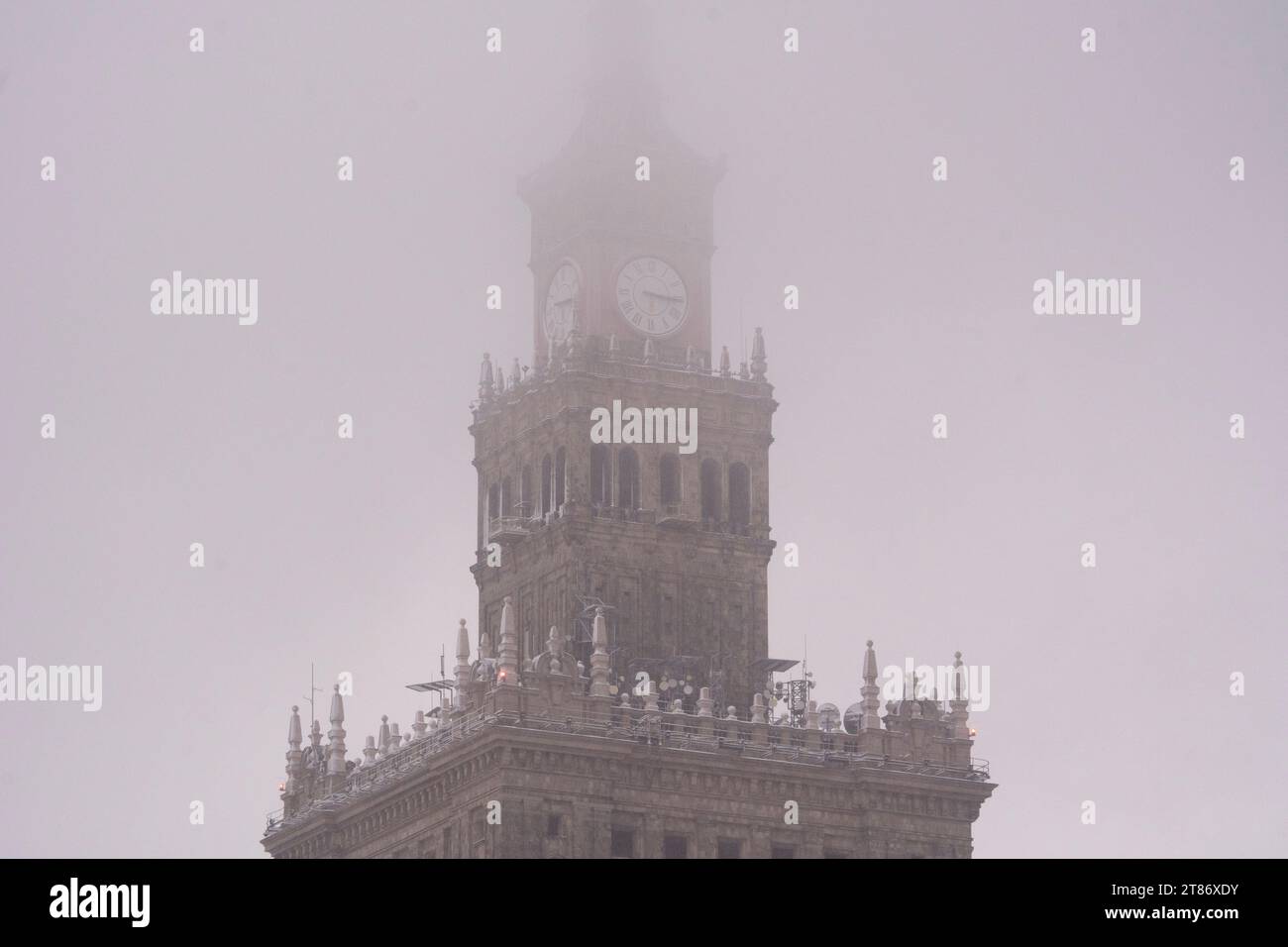 Varsavia, Polonia. 18 novembre 2023. Il Palazzo della Cultura e delle Scienze è visibile durante il tempo nebbioso e nevoso a Varsavia, in Polonia, il 18 novembre 2023. Credito: SIPA USA/Alamy Live News Foto Stock