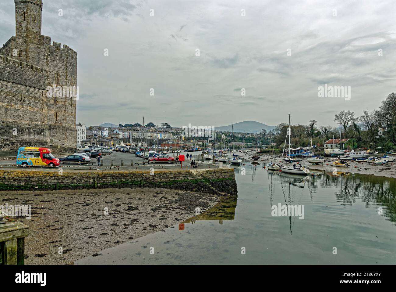 Castello di Caernarfon sul fiume Seiont Foto Stock