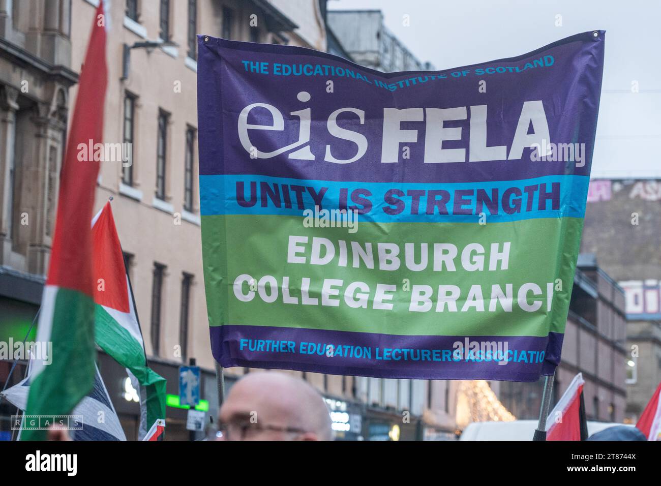 Glasgow, Scozia, Regno Unito. 18 novembre 2023. Migliaia di persone si