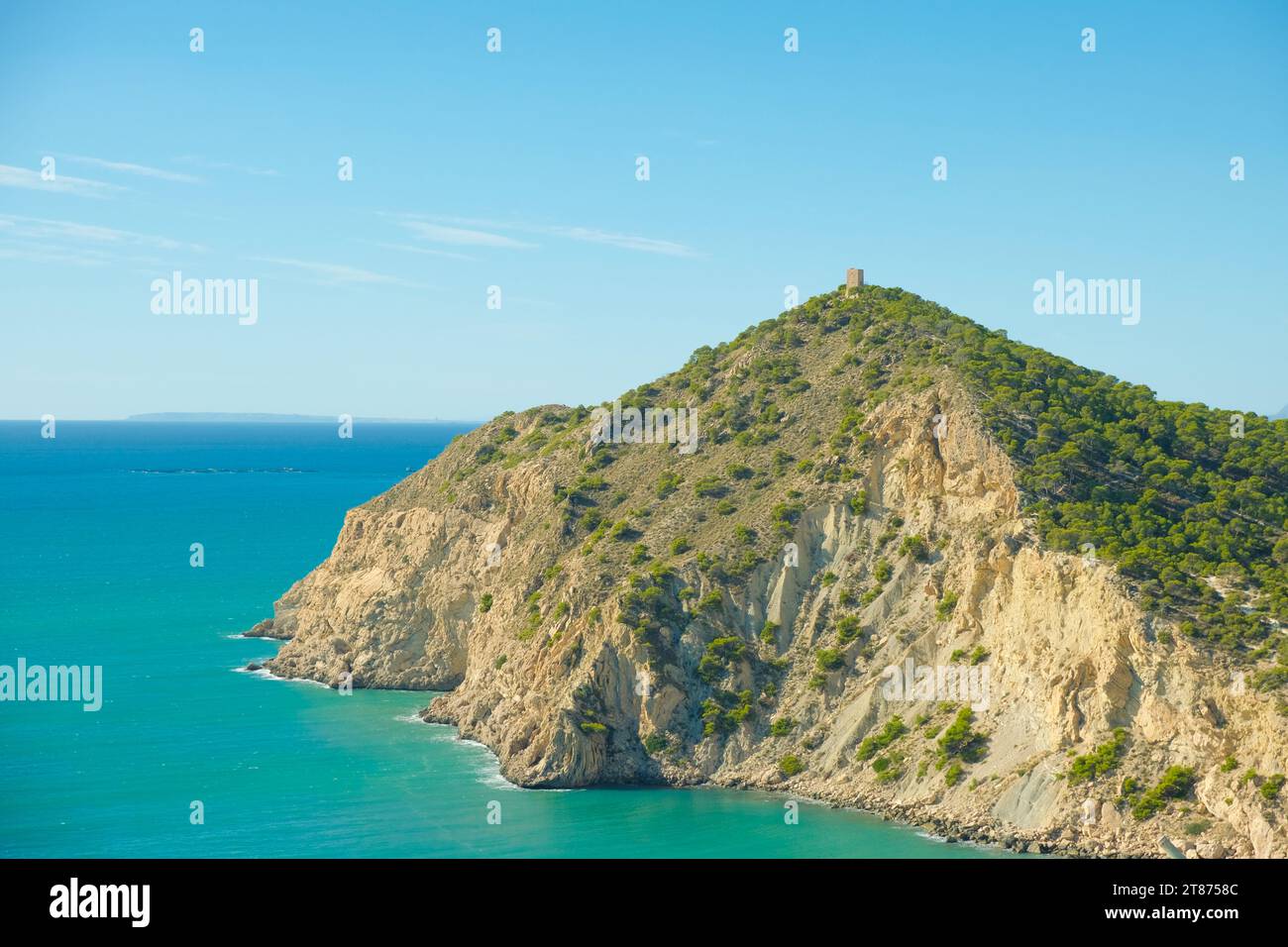 Vista panoramica sul mar Mediterraneo e sulle scogliere con Torre del Aguilo in una giornata di sole Foto Stock