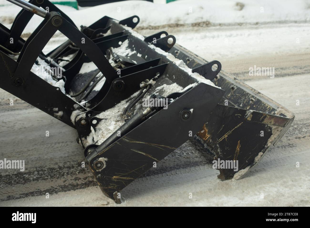 Rimozione della neve dalla strada. Macchinari pesanti in città. Spazzaneve strade pulite. Dettagli pulizia autostrada. Foto Stock