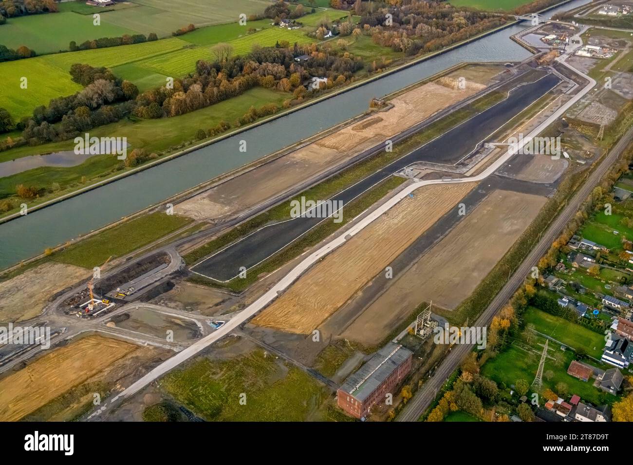 Luftbild, Wasserstadt Aden, am Datteln-Hamm-Kanal, Baugebiet für geplantes Stadtquartier auf dem Gelände der ehemaligen Zeche Haus Aden, Oberaden, Bergkamen, Ruhrgebiet, Nordrhein-Westfalen, Deutschland ACHTUNGxMINDESTHONORARx60xEURO *** Vista aerea, Wasserstadt Aden, sul canale di Datteln Hamm, zona di costruzione del quartiere urbano previsto sul sito dell'ex miniera Haus Aden, Oberaden, Bergkamen, regione della Ruhr, Renania settentrionale-Vestfalia, Germania ATTENTIONxMINDESTHONORARx60xEURO credito: Imago/Alamy Live News Foto Stock