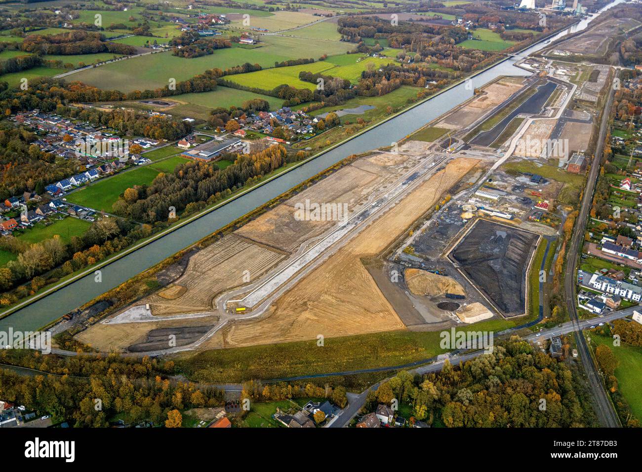 Luftbild, Wasserstadt Aden, am Datteln-Hamm-Kanal, Baugebiet für geplantes Stadtquartier auf dem Gelände der ehemaligen Zeche Haus Aden, Oberaden, Bergkamen, Ruhrgebiet, Nordrhein-Westfalen, Deutschland ACHTUNGxMINDESTHONORARx60xEURO *** Vista aerea, Wasserstadt Aden, sul canale di Datteln Hamm, zona di costruzione del quartiere urbano previsto sul sito dell'ex miniera Haus Aden, Oberaden, Bergkamen, regione della Ruhr, Renania settentrionale-Vestfalia, Germania ATTENTIONxMINDESTHONORARx60xEURO credito: Imago/Alamy Live News Foto Stock