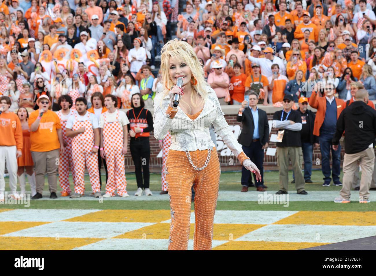 Knoxville, USA. 18 novembre 2023. Dolly Parton si esibisce come i volontari della University of Tennessee giocano i Georgia Bulldogs al Neyland Stadium nel campus della University of Tennessee il 18 novembre 2023 a Knoxville, Tennessee. © Curtis Hilbun/AFF-USA.com credito: AFF/Alamy Live News Foto Stock