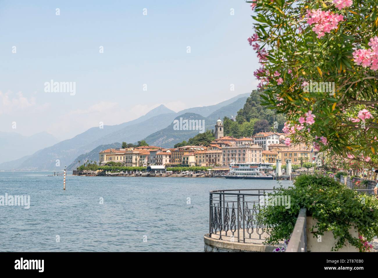 Bellagio Italia, lago di Como, porto e passeggiata in una giornata di sole Foto Stock