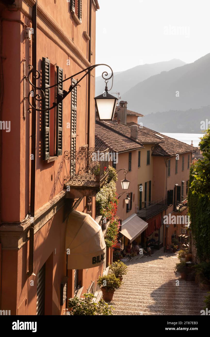 Bellagio, Italia, famosa via salita Serbelloni in una giornata di sole Foto Stock