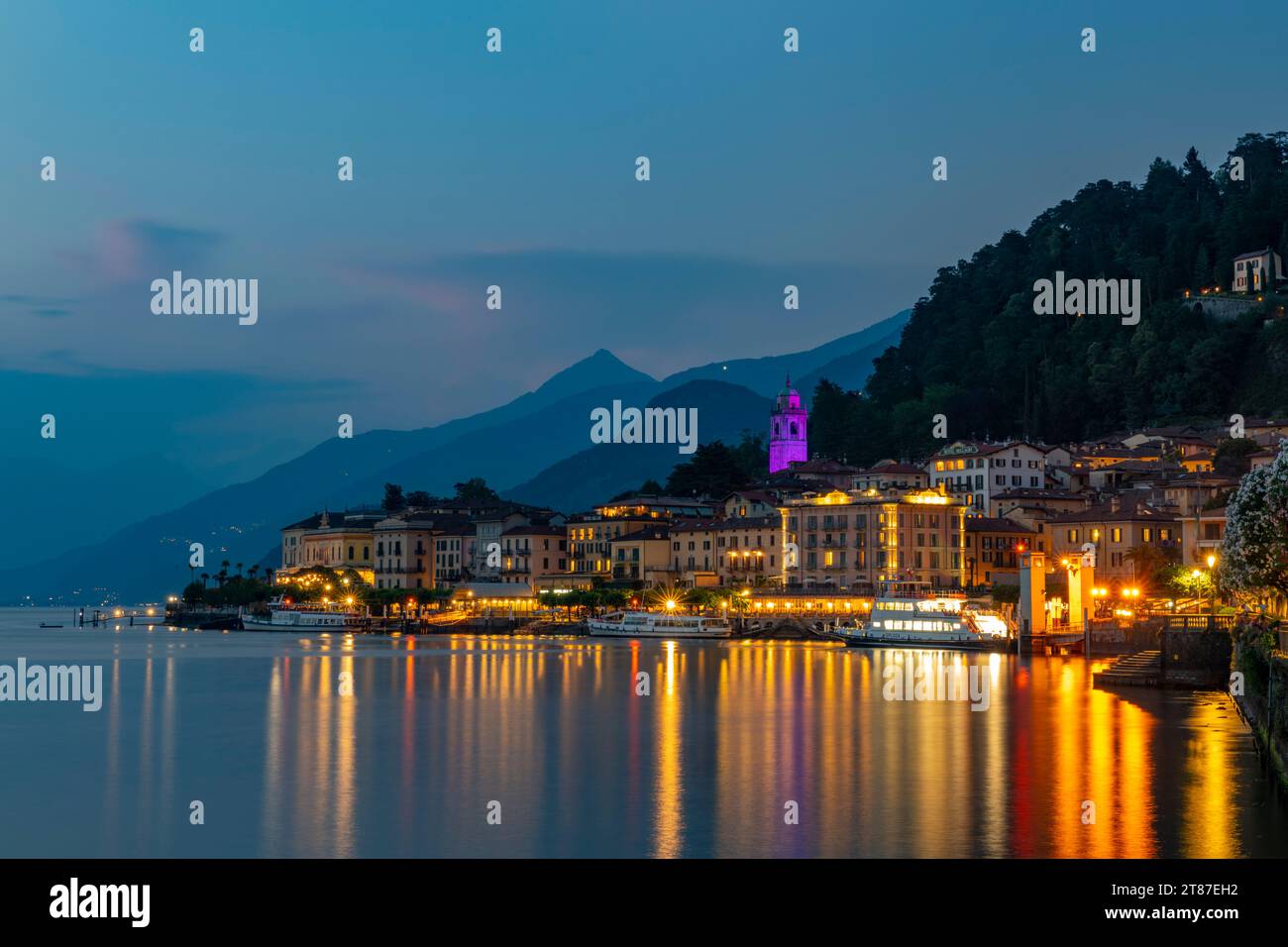 Bellagio Italia, lago di Como, porto e passeggiata durante l'ora blu Foto Stock