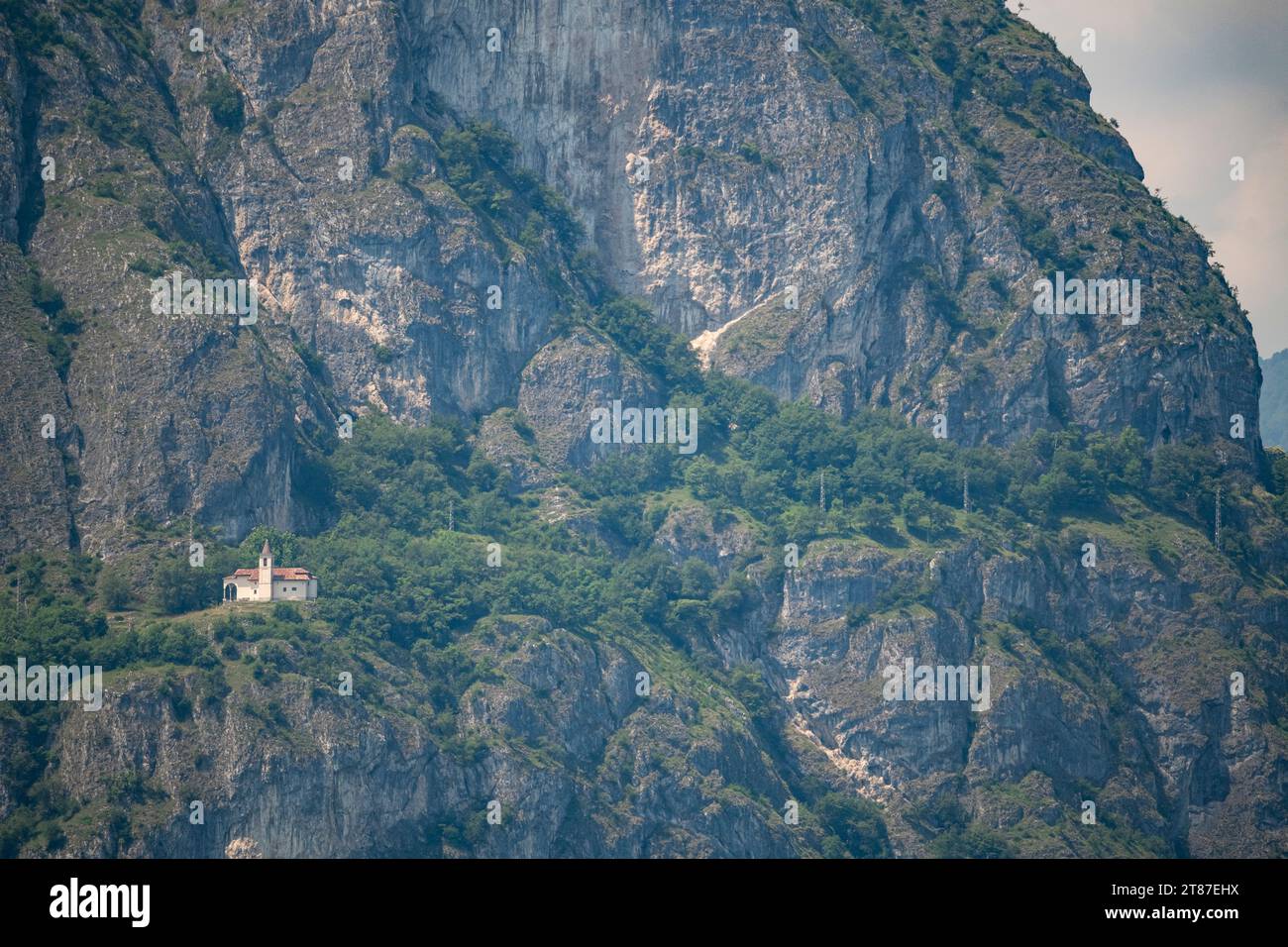 Isolata chiesa di San Martino sulla roccia dura del Monte Crocione, Lago di Como Foto Stock