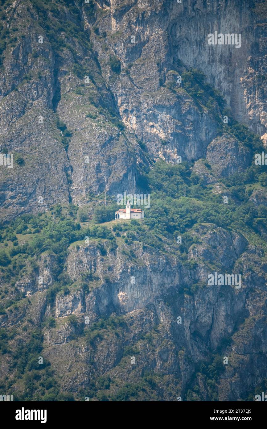 Isolata chiesa di San Martino sulla roccia dura del Monte Crocione, Lago di Como Foto Stock
