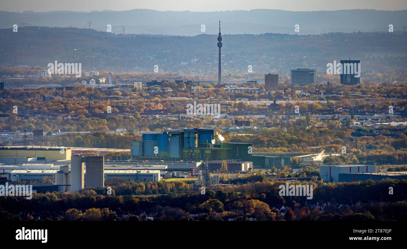 Luftbild, Skyline von Dortmund mit dunstiger Fernsicht und Rauchwolken, Blick vom Gewerbegebiet Westfalenhütte mit thyssenkrupp Steel Europe Anlage, Florianturm Aussichtsturm und Fernsehturm Wahrzeichen im Westfalenpark, Hochhäuser Firmensitz Westnetz und Laubbäumen Florian 11, umgeben von Herbstwald, Dortmund-Ruhrlicen, Bürotower, Rubihrgehren, Deutschland ACHTUNGxMINDESTHONORARx60xEURO *** Vista aerea, skyline di Dortmund con vista a distanza e nuvole di fumo, vista dalla zona industriale di Westfalenhütte con lo stabilimento thyssenkrupp Steel Europe, Florianturm Foto Stock