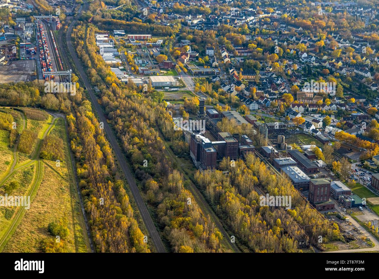 Luftbild, Industriedenkmal Zeche Kokerei Hansa mit Förderturm, umgeben von herbstlichen Laubbäumen, Bahngleise und CTD 2 Container Terminal Dortmund, Wohngebiet Ortsteil Huckarde, Dortmund, Ruhrgebiet, Nordrhein-Westfalen, Deutschland ACHTUNGxMINDESTHONORARx60xEURO *** Vista aerea, monumento industriale Hansa cokeria miniera con tortuosa torre, circondata da alberi decidui autunnali, binari ferroviari e CTD 2 Container Terminal Dortmund, zona residenziale Huckarde, Dortmund, zona Ruhr, Renania settentrionale-Vestfalia, Germania ATTENTIONxMINDESTHONORARx60xEURO Foto Stock