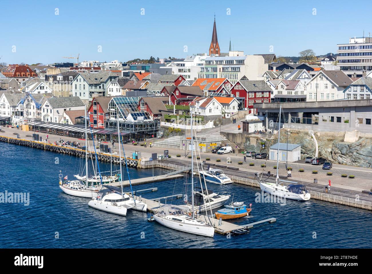 Lungomare di Smedasundet e centro città da Risøy Broen Bridge, Haugesund, Rogaland County, Norvegia Foto Stock