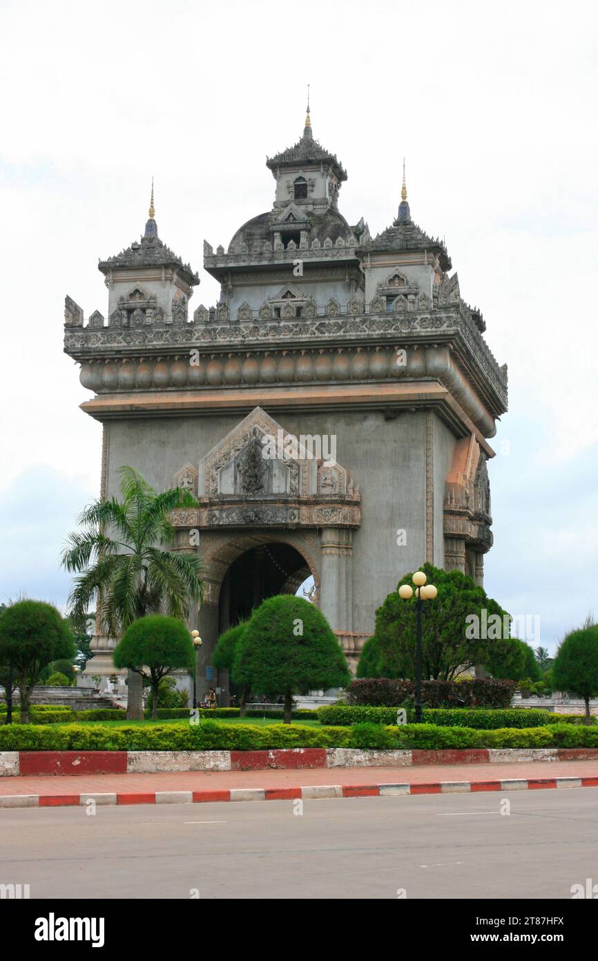 Patuxai è un monumento di guerra nel centro di Vientiane Foto Stock