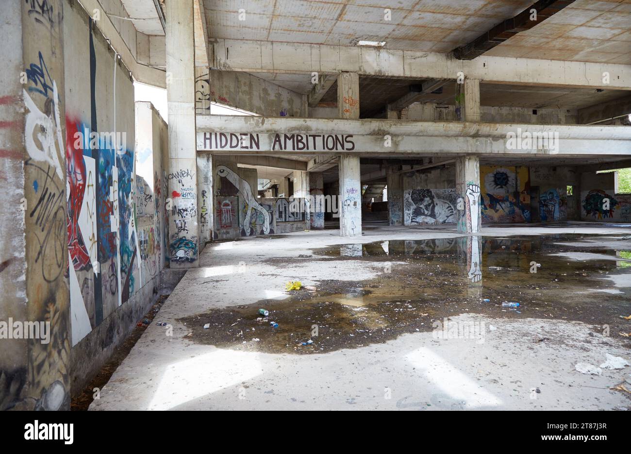 Graffiti dipinti lungo l'ex Torre del cecchino a Mostar occidentale, Bosnia ed Erzegovina Foto Stock