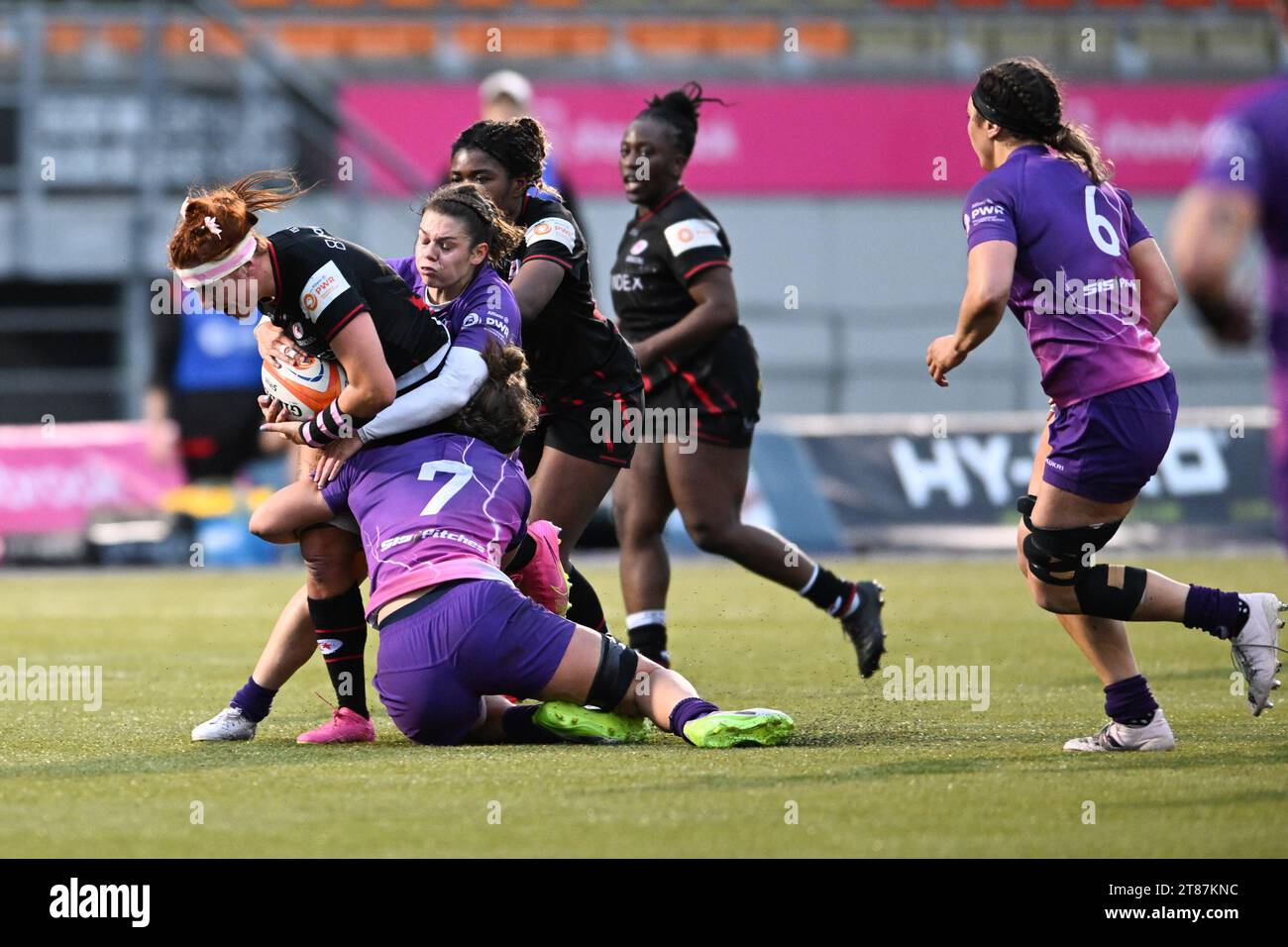 Rachel Malcolm (capitano) di Loughborough Lightning affronta Georgia Evans delle Saracens Women durante il Women Allianz Premier 15s match tra le Saracens Women e Loughborough Lightining allo Stonex Stadium di Londra, il 18 novembre 2023. Foto di Phil Hutchinson. Solo per uso editoriale, licenza necessaria per uso commerciale. Nessun utilizzo in scommesse, giochi o pubblicazioni di un singolo club/campionato/giocatore. Credito: UK Sports Pics Ltd/Alamy Live News Foto Stock