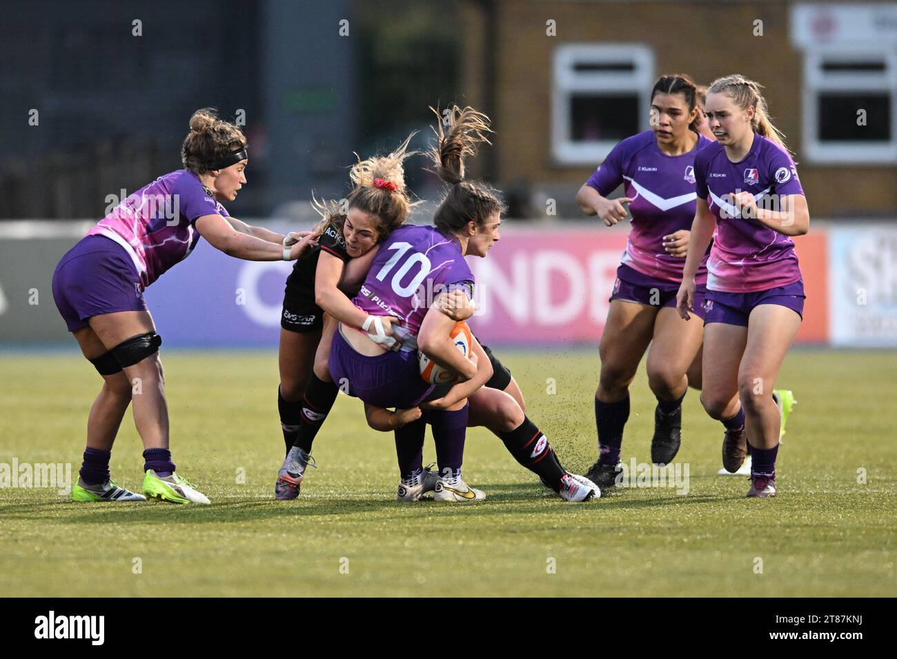 Helen Nelson di Loughborough Lightning viene affrontata da Sydney Gregson delle Saracens Women durante il Women Allianz Premier 15s match tra Saracens Women e Loughborough Lightining allo Stonex Stadium di Londra, il 18 novembre 2023. Foto di Phil Hutchinson. Solo per uso editoriale, licenza necessaria per uso commerciale. Nessun utilizzo in scommesse, giochi o pubblicazioni di un singolo club/campionato/giocatore. Credito: UK Sports Pics Ltd/Alamy Live News Foto Stock