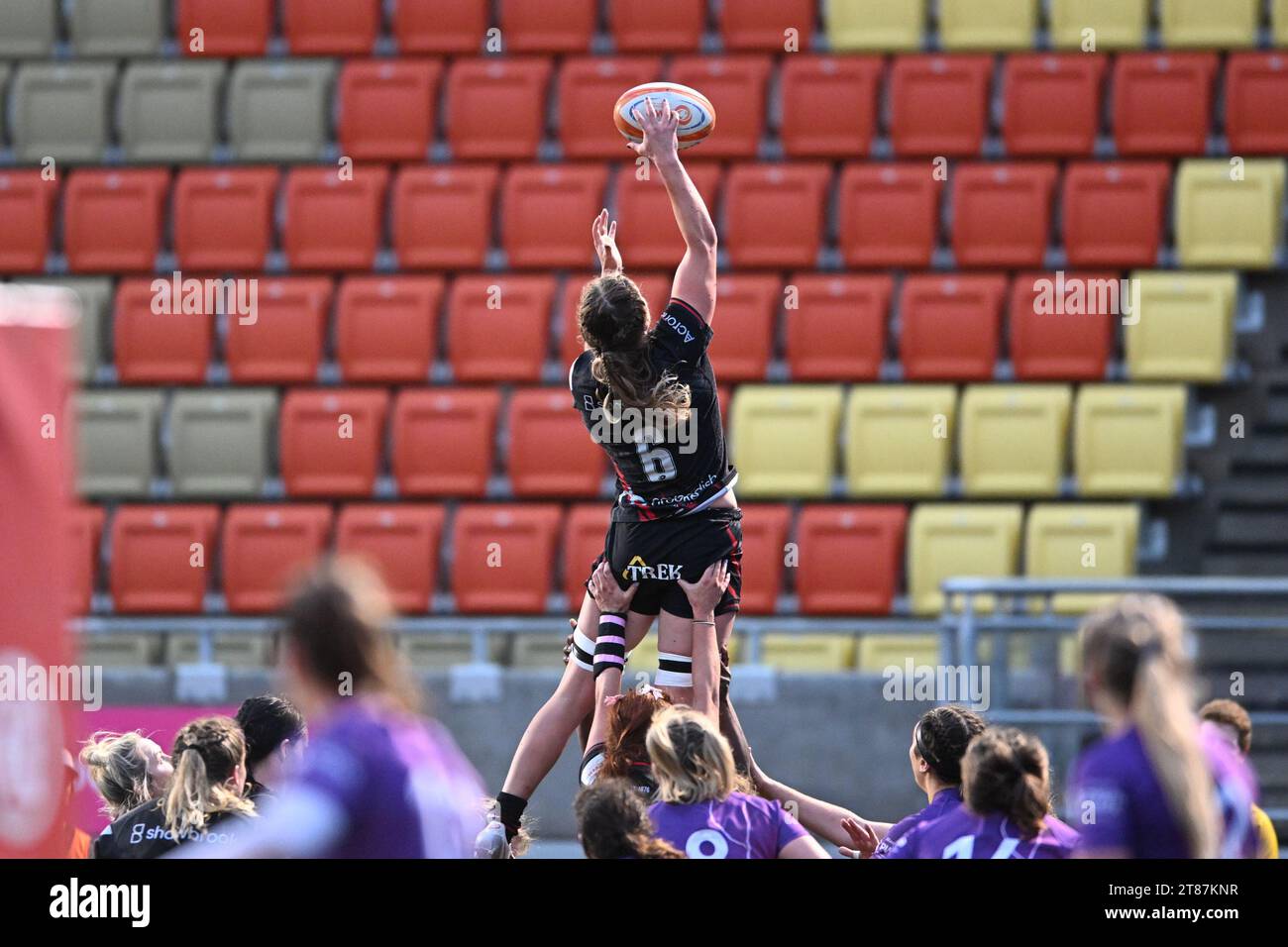 Sophie De Goede di Saracens Women raggiunge il line out ball durante la partita Womens Allianz Premier 15s tra Saracens Women e Loughborough Lightining allo Stonex Stadium di Londra, il 18 novembre 2023. Foto di Phil Hutchinson. Solo per uso editoriale, licenza necessaria per uso commerciale. Nessun utilizzo in scommesse, giochi o pubblicazioni di un singolo club/campionato/giocatore. Credito: UK Sports Pics Ltd/Alamy Live News Foto Stock