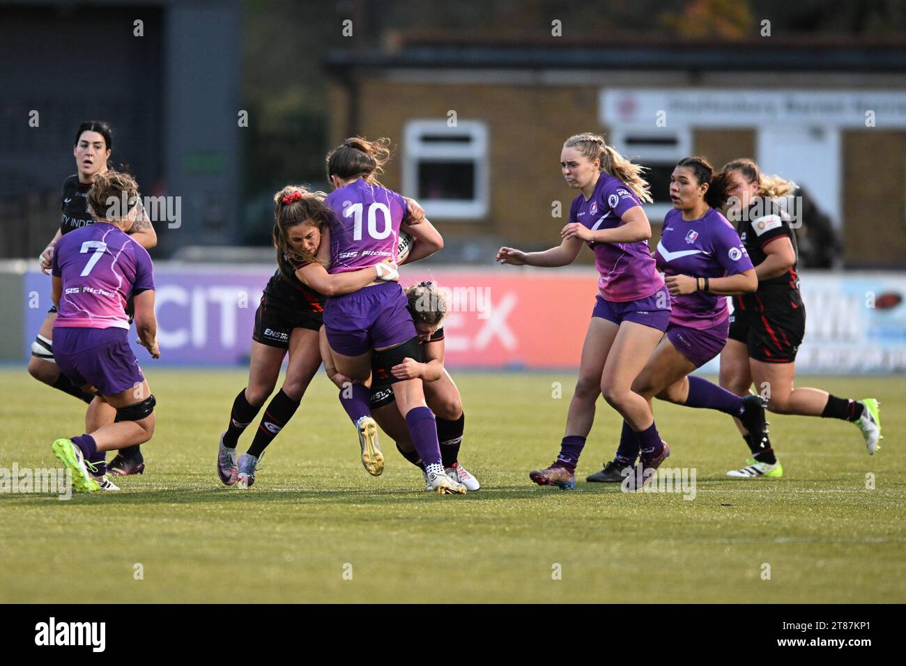 Helen Nelson di Loughborough Lightning viene affrontata da Sydney Gregson delle Saracens Women durante il Women Allianz Premier 15s match tra Saracens Women e Loughborough Lightining allo Stonex Stadium di Londra, il 18 novembre 2023. Foto di Phil Hutchinson. Solo per uso editoriale, licenza necessaria per uso commerciale. Nessun utilizzo in scommesse, giochi o pubblicazioni di un singolo club/campionato/giocatore. Credito: UK Sports Pics Ltd/Alamy Live News Foto Stock