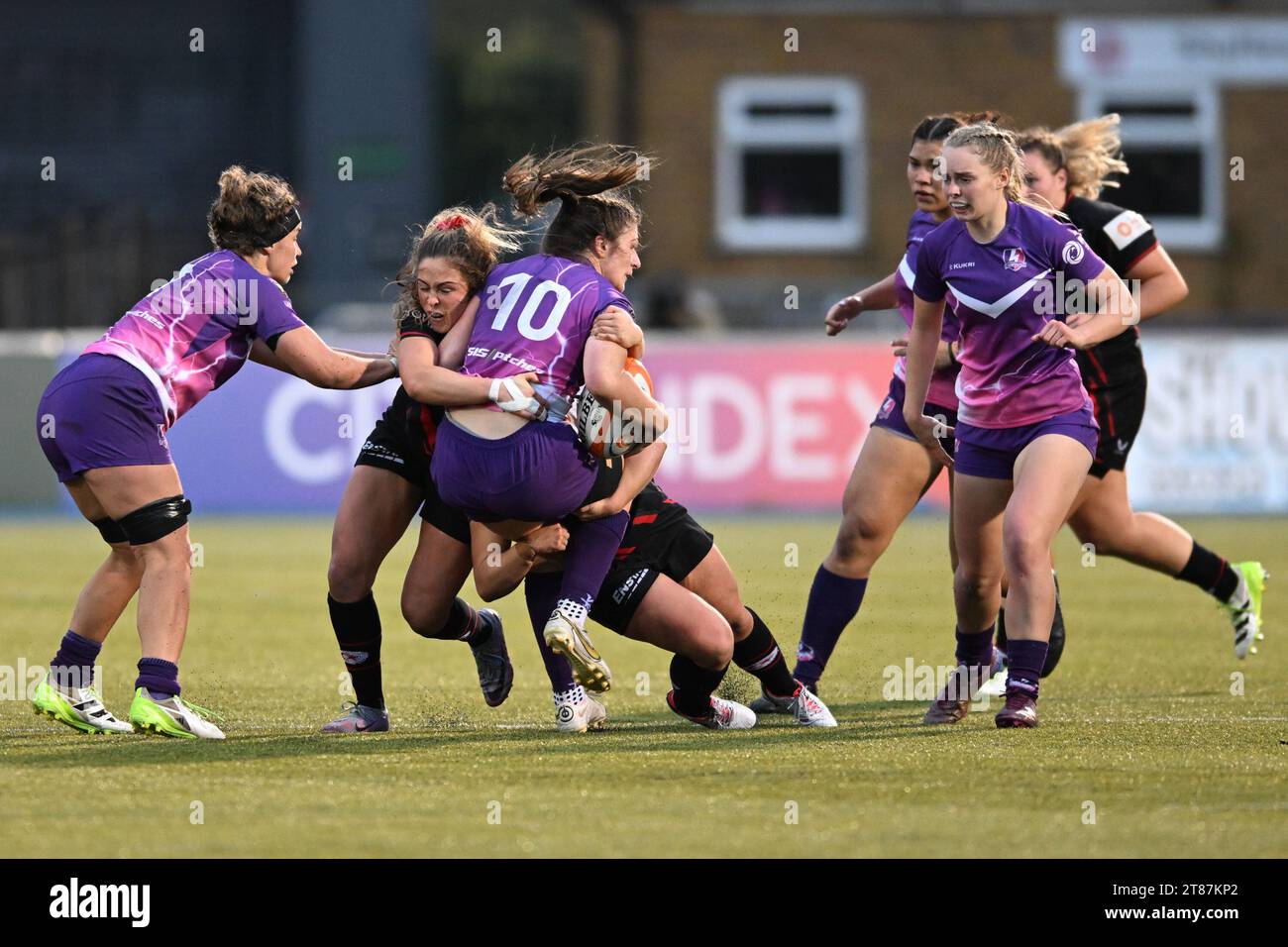 Helen Nelson di Loughborough Lightning viene affrontata da Sydney Gregson delle Saracens Women durante il Women Allianz Premier 15s match tra Saracens Women e Loughborough Lightining allo Stonex Stadium di Londra, il 18 novembre 2023. Foto di Phil Hutchinson. Solo per uso editoriale, licenza necessaria per uso commerciale. Nessun utilizzo in scommesse, giochi o pubblicazioni di un singolo club/campionato/giocatore. Credito: UK Sports Pics Ltd/Alamy Live News Foto Stock